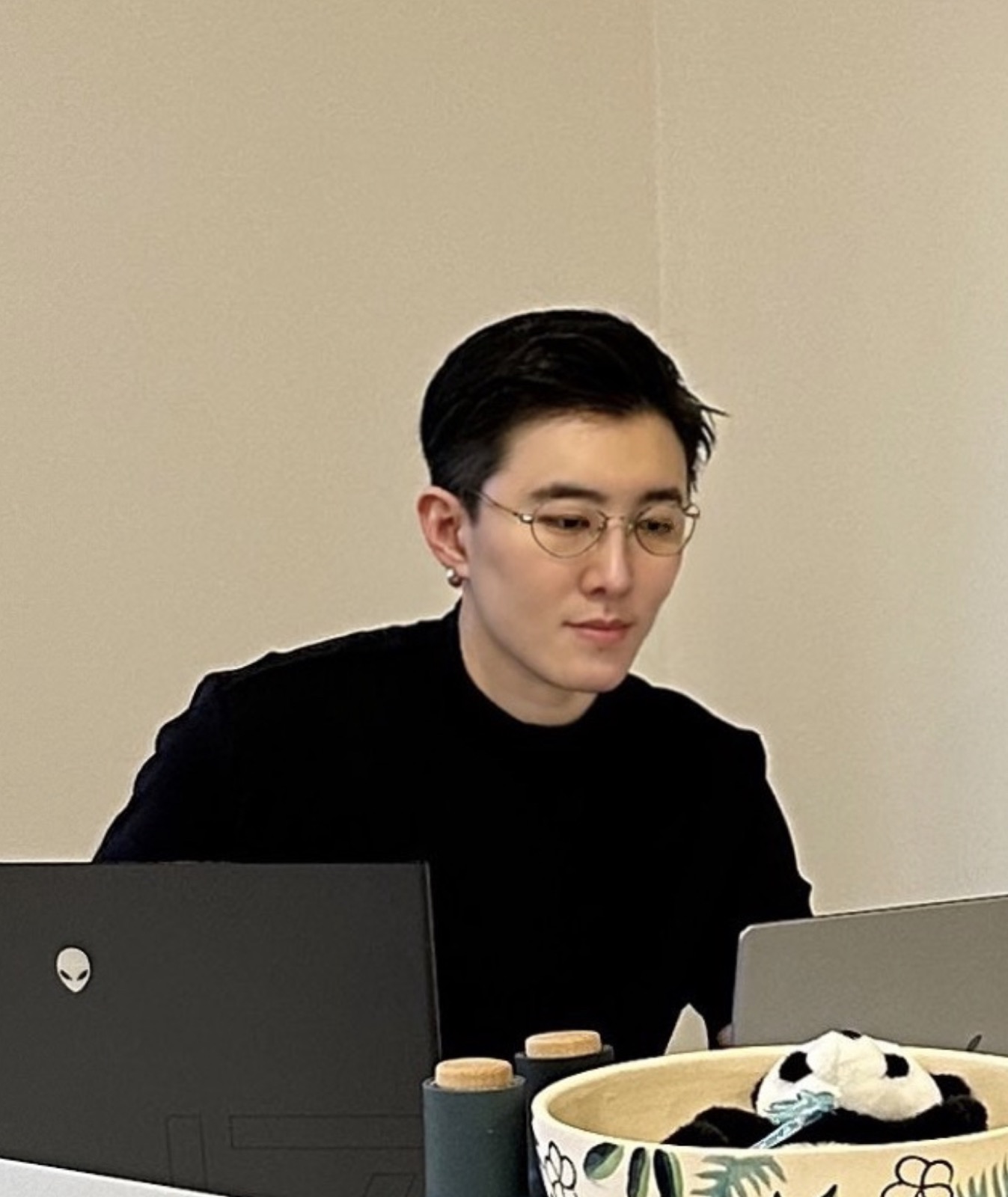 Luyi 路易 Aspen Lu 在工作场景中查看消费品项目