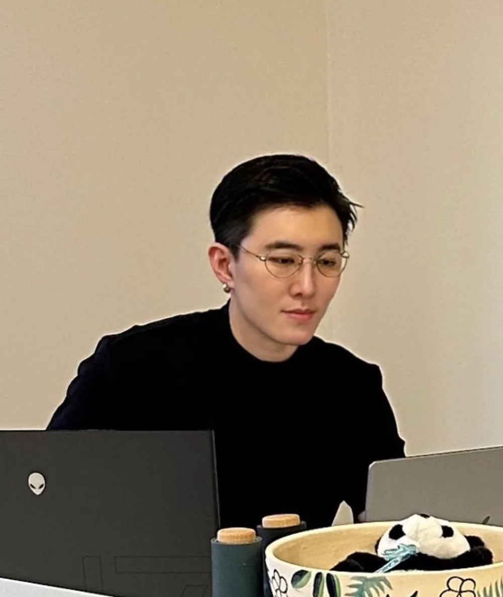 Luyi 路易 Aspen Lu 在工作场景中查看消费品项目